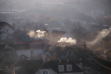 Bacalar evlerin çatıları, Sigara duman, sis, gündoğumu yayar, kirleticilerin atmosfere girmek. Çevre felaketi. Zararlı emisyonların ve egzoz gazı havaya. Sis, kış günü, Isıtma sezonu.