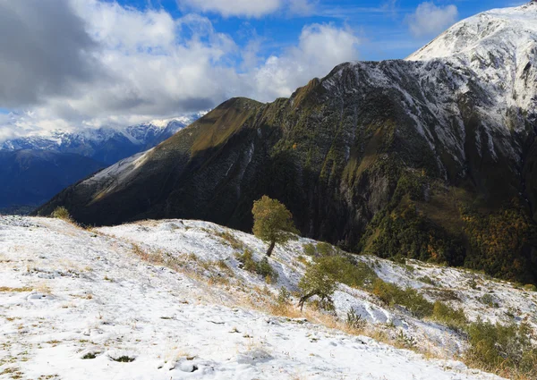 Alçak fırtınalı bulutlar yağmur önce dağlarda. Kafkas Dağları. Georgia, bölge Svaneti.