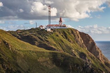 Cabo da Roca Sintra yılında deniz feneri bir güzel bahar günü, Portekiz