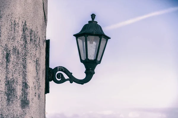 Lampada vecchio stile contro il cielo blu . — Foto Stock