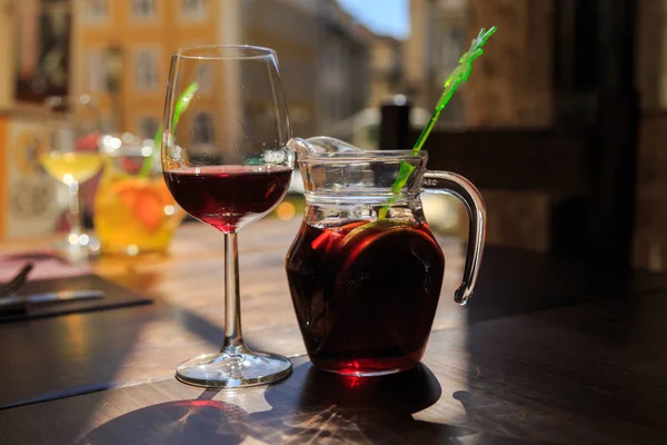 Sanrgiya meyve maddeleri içinde sürahi ile. Cam üzerine damlama.