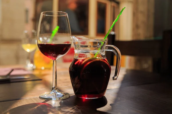 Sanrgiya meyve maddeleri içinde sürahi ile. Cam üzerine damlama.