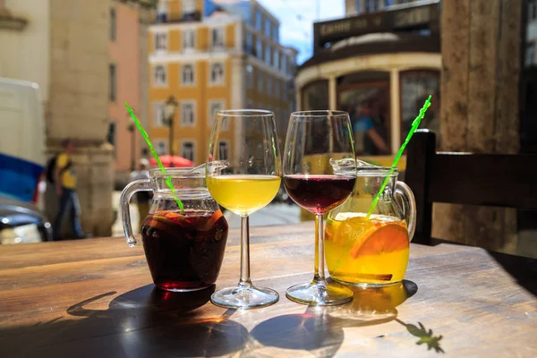 Sanrgiya meyve maddeleri içinde sürahi ile. Cam üzerine damlama.