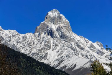 Mount dır Svaneti bölgesi Gürcistan Kafkasya dağlarında doruk