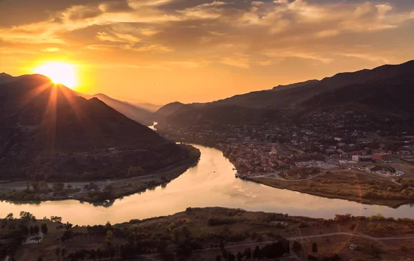 Panoramik Mtsheta şehir ve Kura Nehri Jvari Manastırı günbatımında akşam. Gürcistan. Europe