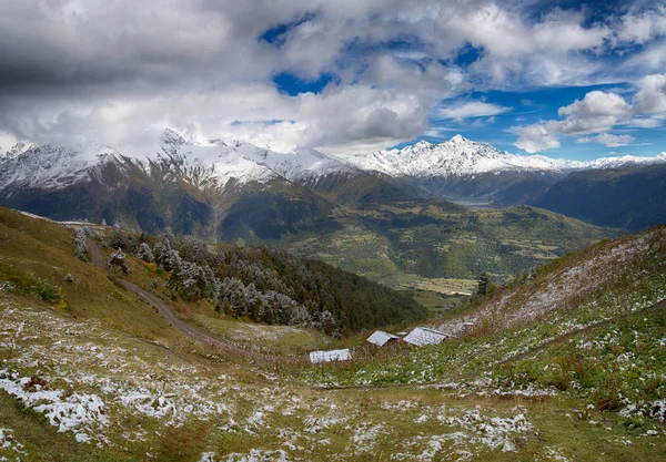 Alçak fırtınalı bulutlar yağmur önce dağlarda. Kafkas Dağları. Georgia, bölge Svaneti.