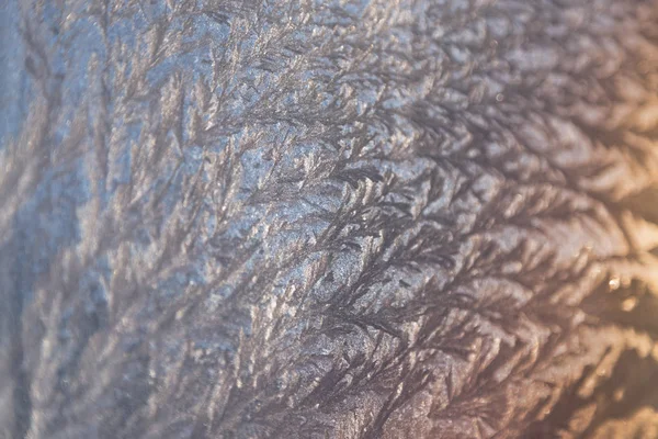 Природный ледяной узор на зимнем окне . — стоковое фото