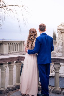 Gelin ve damat kucaklama