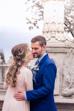 Gelin ve damat kucaklama