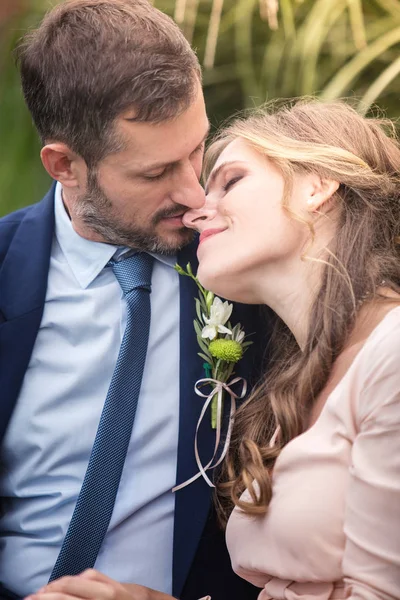 Gelin ve damat parkta sarılma