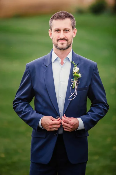 bir mavi elbise yakın çekim damat