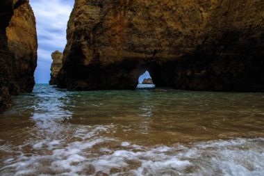 Peyzaj taş, uçurumlar ve okyanus plaj sahil şeridi Algarve görünümü