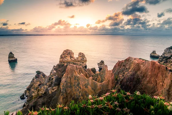 砂浜のビーチ、岩の日の出波と美しい大西洋の眺めの地平線。アルガルヴェ, ポルトガル — ストック写真