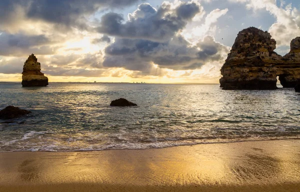 Prachtig uitzicht op de Atlantische Oceaan horizon met zandstrand, rotsen en golven bij zonsopkomst — Stockfoto