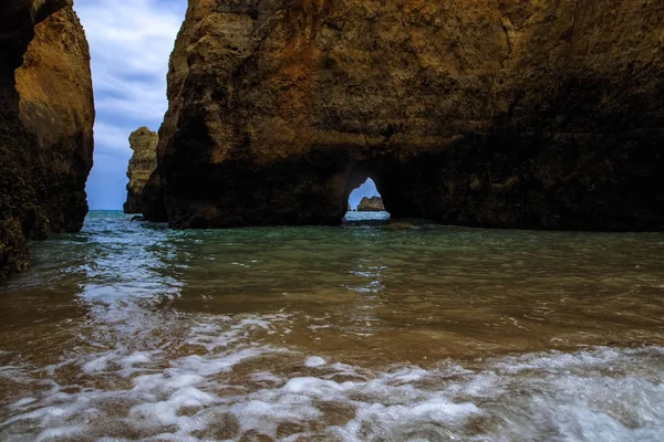 Peyzaj taş, uçurumlar ve okyanus plaj sahil şeridi Algarve görünümü