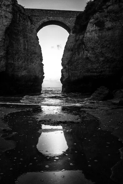 Peyzaj taş, uçurumlar ve okyanus plaj sahil şeridi Algarve panoramik doğa güzellik deniz manzarası, güneş görünümü
