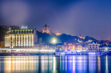 Kiev, Ukrayna - 4 Mayıs 2018: günbatımı manzaralı bir Kiev Dinyeper kıyısında