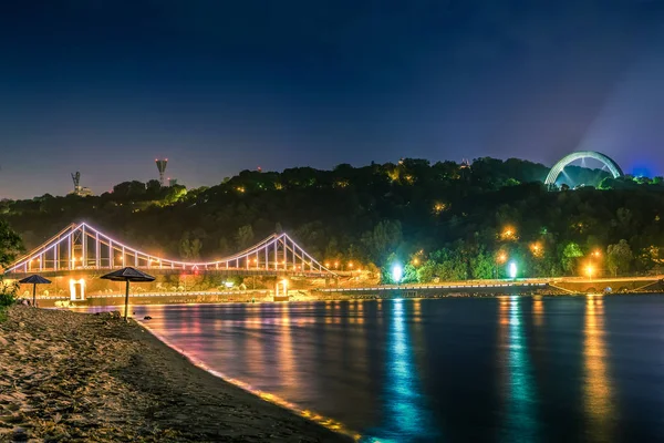 güzel arka plan günbatımı manzaralı ışıklı köprü Nehri üzerinde