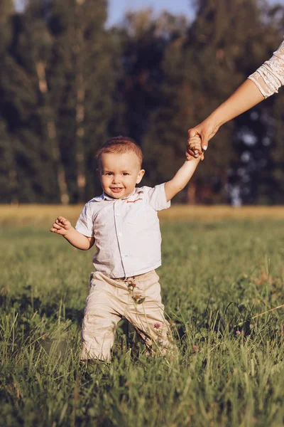 Küçük çocuğun annesinin elini tutarak alanı