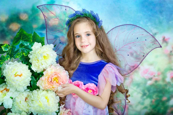 Retrato de uma menina encantadora com cabelo encaracolado em uma fada vestido colorido com asas transparentes . — Fotografia de Stock