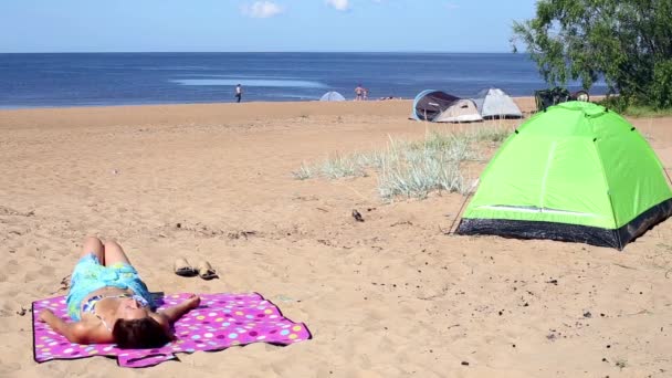 La chica va a una playa de arena — Vídeo de stock