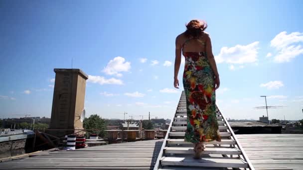 Mulher sobe as escadas para o céu — Vídeo de Stock