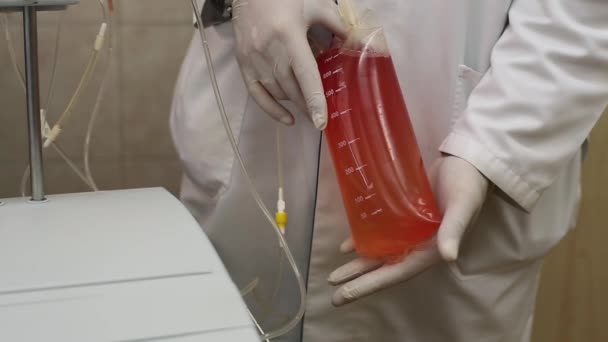 血漿交換。医者を保持する血しょう容器 — ストック動画