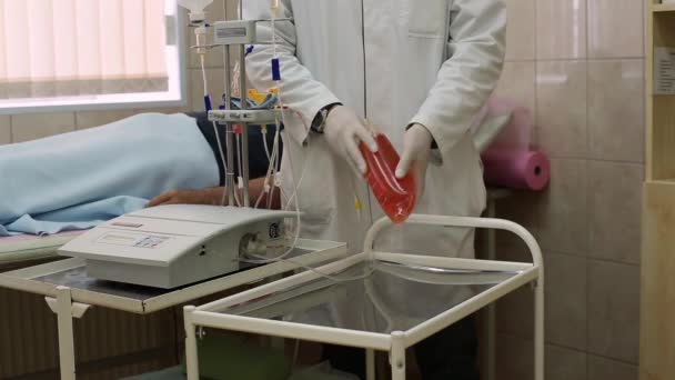 血漿交換。医者を保持する血しょう容器 — ストック動画