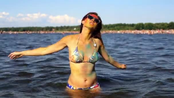 De vrouw dansen in water — Stockvideo