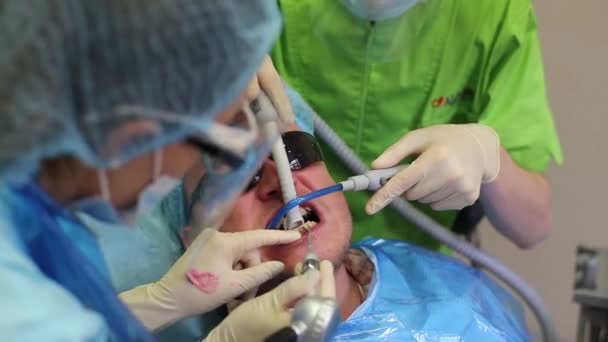 Hombre dentista cepillándose los dientes — Vídeo de stock