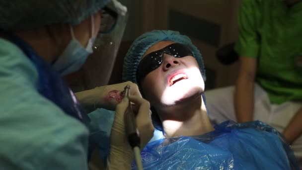 Läkare rengör tänderna till patienten med ett verktyg och klistra in — Stockvideo