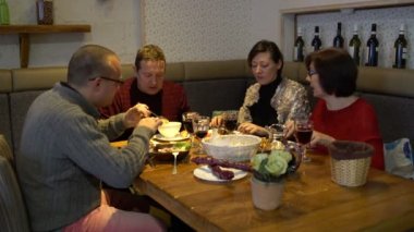 Bir grup insan bir kafede öğle üzerinden konuşmak