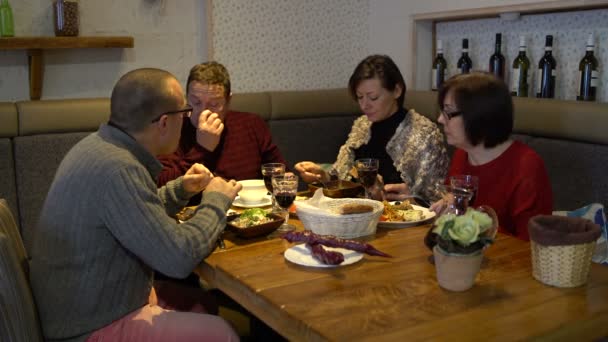 Εταιρεία άνθρωποι να δειπνήσετε σε ένα τραπέζι και μιλάμε — Αρχείο Βίντεο