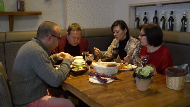 Mannen en vrouwen te eten in het restaurant en socialiseren — Stockvideo