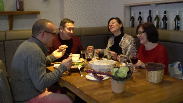 Comer en familia en el restaurante y habla — Vídeo de stock