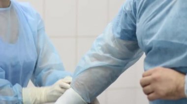 Beyaz Steril medikal eldiven koyarak doktor