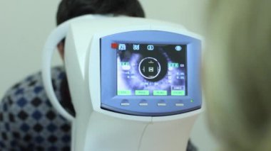 Doktor hastaların görme kontrol eder