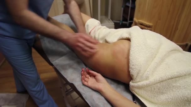 Mannelijke massagetherapeut masseren van vrouwelijke benen — Stockvideo