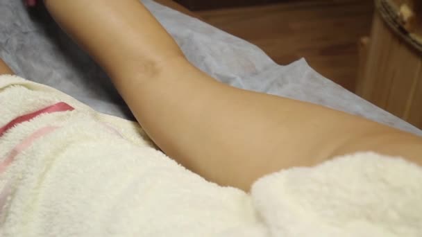 スパのサロンで女性の足をマッサージします。 — ストック動画