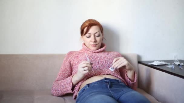 En kvinna gör sig själv en injektion i magen — Stockvideo