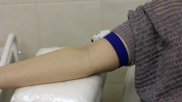 Las manos en los guantes frotan la piel de los pacientes con un hisopo de alcohol — Vídeo de stock