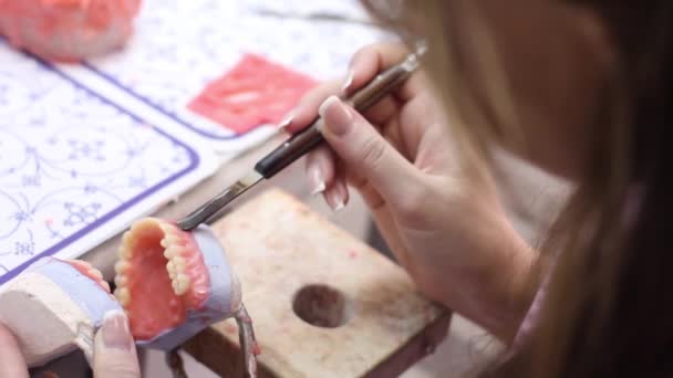 Dentistri. Membuat gigi palsu — Stok Video