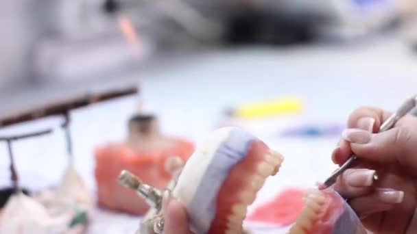 Prótesis. ¿Qué? Técnico dental produce prótesis — Vídeos de Stock