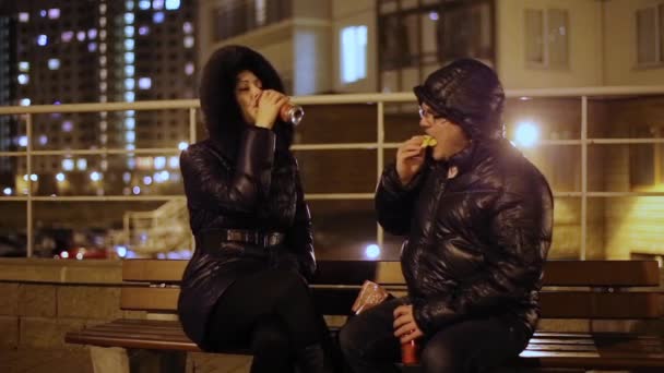 Woman and man on the street drinking beer and eating crisps — Stock Video