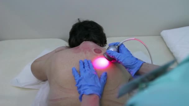 Traitement de massage à l'aide de boîtes à vide — Video