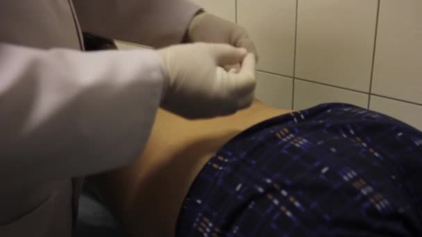 Akupunktur. Dokter membuat jarum suntik untuk tubuh pasien. — Stok Video