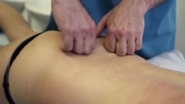 Fizyoterapi. Kadın geri Masaj