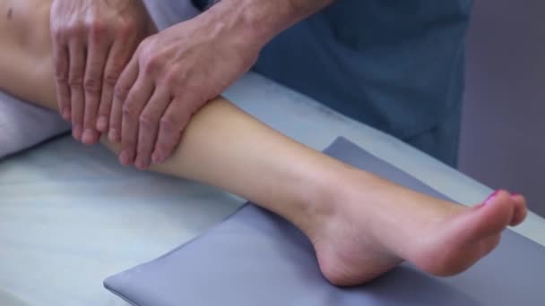 Массаж женской ноги — стоковое видео