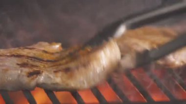 Cook kızartma iki adet restoran ızgara et.