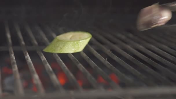 Chef avec des gants frire sur les tomates grillées, ail au restaurant . — Video